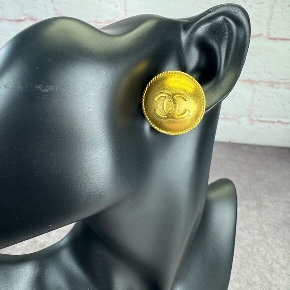 CHANEL Vintage 1994 Gold Plated CC Clip On Earrings STUNNING! - Picture 2 of 11